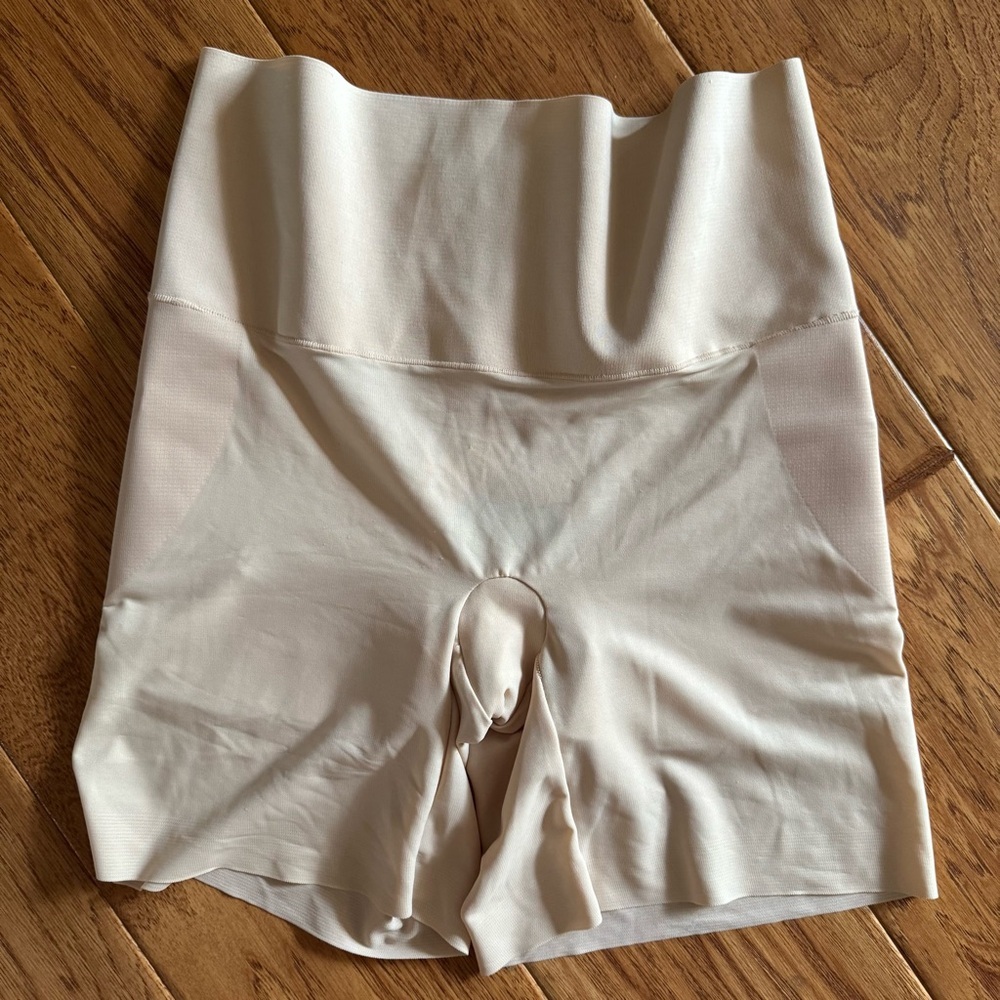Maidenform Flexees Cool Comfort Shapewear Size Large Shorty Booty Lift Nude